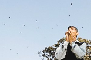 尼泊尔“鸟人”模仿151种鸟语 用鸟叫声写歌